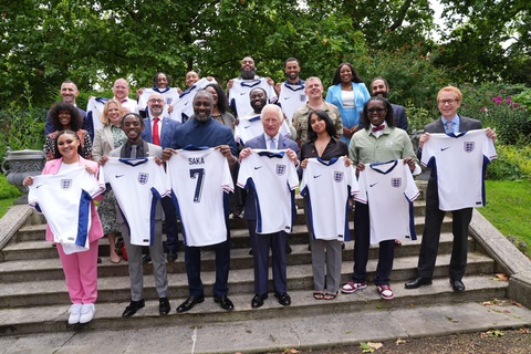 Hoàng gia Anh, Bộ tư lệnh NATO chúc tuyển Anh may mắn trước trận chung kết Euro 2024- Ảnh 2. Vua Charles chụp ảnh với chiếc áo và lời chúc may mắn đến tuyển Anh - Ảnh: Hoàng gia Anh