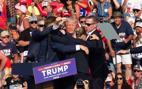 Cựu Tổng thống Mỹ Donald Trump giơ nắm đấm hô Cựu tổng thống Mỹ Donald Trump giơ nắm đấm hô