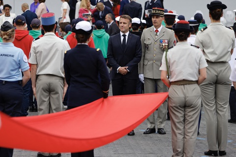 Tổng thống Pháp Emmanuel Macron và Thống đốc quân đội Paris, trung tướng Christophe Abad, tham dự cuộc diễu binh nhân Ngày Quốc khánh trên Đại lộ Foch ở Paris ngày 14-7 - Ảnh: AFP Tổng thống Pháp Emmanuel Macron và Thống đốc quân đội Paris, Trung tướng Christophe Abad, tham dự cuộc diễu binh nhân Ngày Quốc khánh trên đại lộ Foch ở Paris ngày 14-7 - Ảnh: AFP