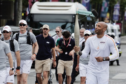 Huấn luyện viên Thierry Henry rước ngọn lửa Olympic dọc đại lộ Champs-Elysees - Ảnh: AFP Huấn luyện viên đội tuyển bóng đá Olympic của Pháp Thierry Henry rước ngọn lửa Olympic dọc đại lộ Champs-Elysees - Ảnh: AFP