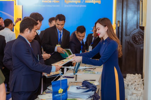 Saigontourist Group phối hợp Vietnam Airlines xúc tiến du lịch Việt Nam - Campuchia- Ảnh 3. Doanh nghiệp Campuchia tại quầy thông tin của Saigontourist Group
