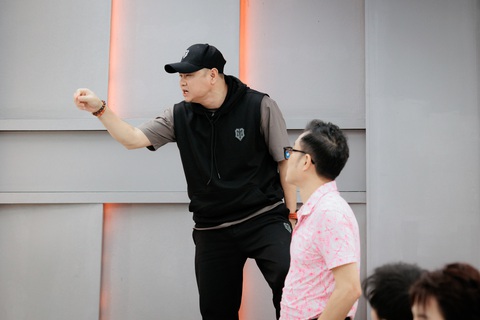 NSND Tự Long từ chối 'về chung nhà' với Bằng Kiều, chọn Soobin Hoàng Sơn- Ảnh 3. NSND Tự Long và cựu danh thủ Hồng Sơn ngày càng hòa nhập tốt vào cuộc chơi cùng các bạn trẻ