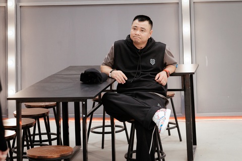Anh Tài Tự Long băn khoăn trước lời mời lập Nhà của các Anh Tài khác. Anh Tài Tự Long băn khoăn trước lời mời lập nhà của các Anh Tài khác.