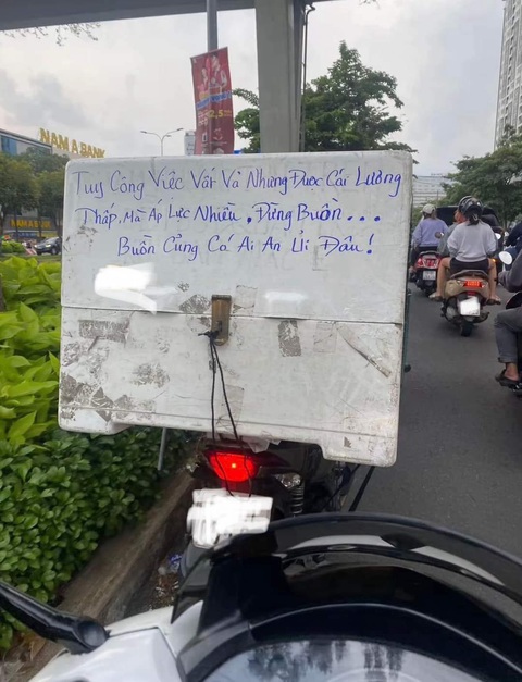 Ảnh vui 14-7: Lúc nhỏ ước mơ lớn lên làm nghề 'gõ đầu trẻ'- Ảnh 2. Vậy là an ủi dữ chưa?!