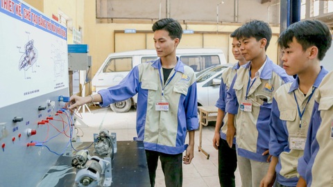 GEN Z chọn việc: Đạt chuẩn tay nghề, không đủ đáp ứng 'đầu ra'- Ảnh 1. Nhiều bạn trẻ chọn học nghề từ sớm, tham gia các lớp tuyển chọn của doanh nghiệp để có việc làm ngay khi tốt nghiệp - Ảnh: HÀ QUÂN