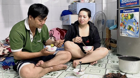 Con một thời nay: sướng hay khổ? - Kỳ 4: Áp lực bủa vây, chờ hết nợ mới... sinh con- Ảnh 1. Con gái đã 15 tuổi, vợ chồng chị Bùi Thị Trang muốn sinh thêm nhưng không dám bởi còn “gánh nặng cơm áo” - Ảnh: DIỆU QUÍ