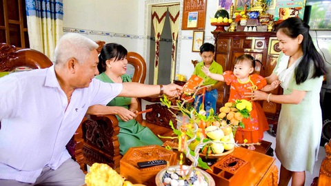 Con một thời nay: sướng hay khổ? - Kỳ 4: Áp lực bủa vây, chờ hết nợ mới... sinh con- Ảnh 2. Về già được đông con cháu quây quần mỗi dịp lễ, Tết là niềm hạnh phúc - Ảnh: NGỌC PHƯỢNG