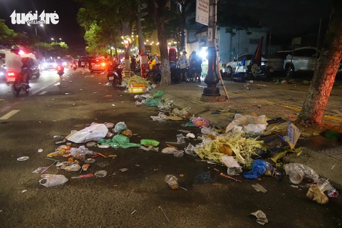 Tích cực dọn rác, giới trẻ Đà Nẵng để lại hình ảnh đẹp sau lễ hội pháo hoa- Ảnh 3. Một điểm tập trung rác gần khán đài bắn pháo hoa trên đường Trần Hưng Đạo - Ảnh: THANH NGUYÊN