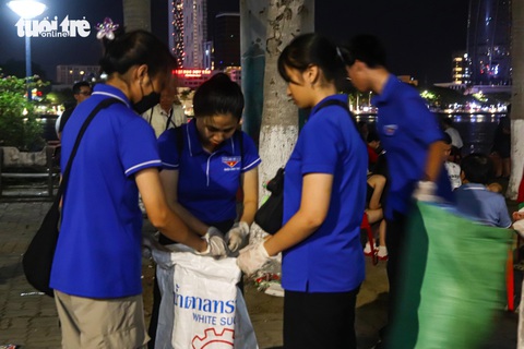 Tích cực dọn rác, giới trẻ Đà Nẵng để lại hình ảnh đẹp sau lễ hội pháo hoa- Ảnh 4. Các hội nhóm cùng chung tay nhặt rác bảo vệ môi trường - Ảnh: THANH NGUYÊN