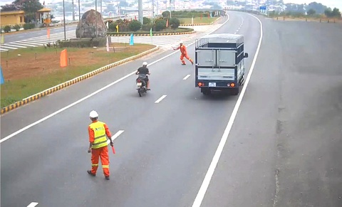 Liều lĩnh phóng xe máy ‘thông chốt’ kiểm soát vào hầm Hải Vân- Ảnh 2. Xe máy biển kiểm soát 76D1... vượt chốt kiểm soát phía bắc cửa hầm Hải Vân