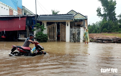 Mưa 2 ngày gây ngập cục bộ, người dân Phú Quốc đi lại khó khăn- Ảnh 1. Nước ngập sâu và cục bộ, người dân bì bõm dắt xe vì chết máy - Ảnh: CHÍ CÔNG