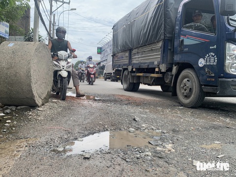 Người dân chật vật với những tuyến đường xuống cấp, chi chít Dọc đường Phạm Văn Sáng xuất hiện nhiều những “ổ gà”, “ổ voi” khiến việc đi lại của người dân gặp nhiều khó khăn - Ảnh: KSOR QUÝ