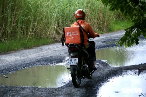 Người dân chật vật với những tuyến đường xuống cấp, chi chít Người dân di chuyển khó khăn trên đường Muồng Tím (phường Cát Lái, TP Thủ Đức) - Ảnh: KSOR QUÝ