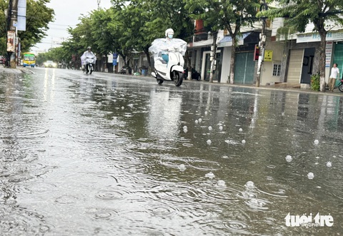 Miền Trung mưa to do áp thấp nhiệt đới, có nơi cấm tàu thuyền ra khơi- Ảnh 1. Mưa trút xuống TP Tam Kỳ, Quảng Nam sáng 14-7 - Ảnh: LÊ TRUNG