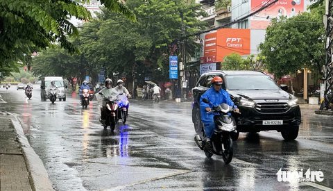 Miền Trung mưa to do áp thấp nhiệt đới, có nơi cấm tàu thuyền ra khơi- Ảnh 3. Các tỉnh miền Trung có mưa sau đợt nắng nóng kéo dài - Ảnh: LÊ TRUNG