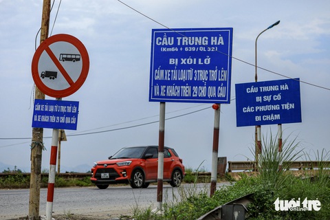 Ảnh khắc phục sạt lở cạnh chân cầu Trung Hà, nối Hà Nội - Phú Thọ- Ảnh 7. Trong khi đó cầu Trung Hà bị xói lở từ tháng 1-2024 đến nay vẫn chưa khắc phục xong