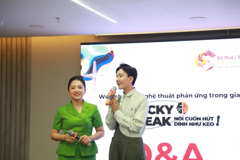 Làm sao để nói chuyện tự tin và cuốn hút hơn?- Ảnh 1. TikToker Đức Anh và MC Lệ Chi chia sẻ những câu chuyện thú vị cùng các bạn trẻ - Ảnh: ĐOÀN NHẠN
