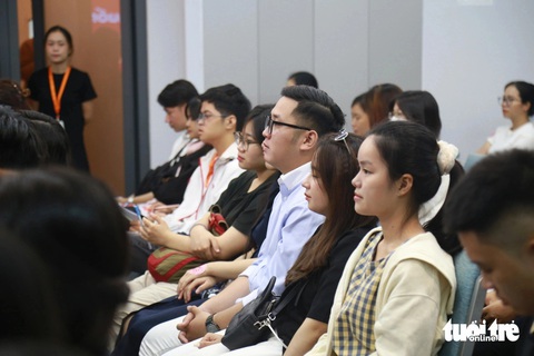 Làm sao để nói chuyện tự tin và cuốn hút hơn?- Ảnh 2. Hàng trăm bạn trẻ đến dự buổi chia sẻ - Ảnh: ĐOÀN NHẠN