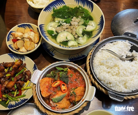 Trào lưu ngày ăn 1 bữa có thực sự giúp giảm cân?- Ảnh 1. Nhiều người đang chọn ăn ngày 1 bữa - Ảnh minh họa: ĐOÀN NHẠN