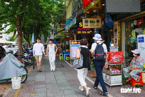 Vỉa hè trung tâm TP.HCM đổi thay ra sao sau 2 tháng thực hiện đề án mới?- Ảnh 1. Vỉa hè đường Phan Bội Châu (bên cạnh chợ Bến Thành, quận 1, TP.HCM) được kẻ vạch quy định từng khu vực và đảm bảo lối đi cho người đi bộ - Ảnh: CHÂU TUẤN