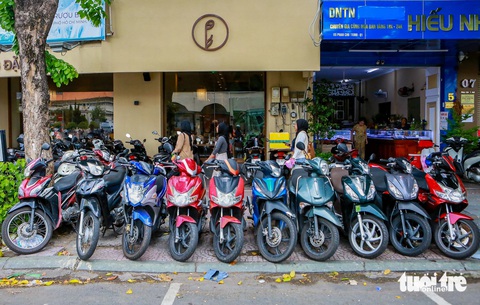 Vỉa hè trung tâm TP.HCM đổi thay ra sao sau 2 tháng thực hiện đề án mới?- Ảnh 6. Một số người dân cho biết thời gian đầu, nhiều người buôn bán cũng hơi chật vật vì không biết phải xếp hàng hóa sao cho gọn, không vượt qua vạch. Sau đó được chính quyền địa phương giải thích và hướng dẫn nên đã thuận lợi hơn trong việc buôn bán - Ảnh: THU DUNG