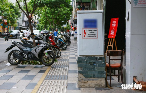 Vỉa hè trung tâm TP.HCM đổi thay ra sao sau 2 tháng thực hiện đề án mới?- Ảnh 9. Thời gian tới, Sở Giao thông vận tải TP.HCM sẽ tiếp tục chỉ đạo các đơn vị liên quan để đốc thúc triển khai thí điểm thu phí, quản lý vỉa hè. Đồng thời thực hiện nhiều biện pháp để kế hoạch này được hoạt động hiệu quả. Trong đó phối hợp các đơn vị chủ quản công trình hạ tầng kỹ thuật, cây xanh, chiếu sáng lên phương án di dời các công trình nổi (ngầm) trên hè phố đến các vị trí phù hợp đảm bảo lối đi thông suốt cho người đi bộ - Ảnh: CHÂU TUẤN