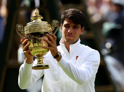 Alcaraz thắng dễ Djokovic để bảo vệ chức vô địch Wimbledon- Ảnh 1. Carlos Alcaraz giành chức vô địch Wimbledon 2024 chỉ sau 3 ván trước Djokovic - Ảnh: REUTERS