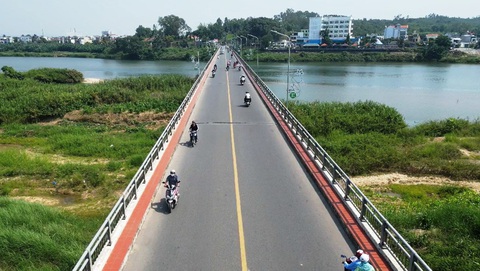 Đề xuất dừng khởi công cầu Trà Khúc 1- Ảnh 2. Được xây dựng 60 năm, cầu Trà Khúc 1 đã xuống cấp, mặt cầu quá hẹp không còn đáp ứng giao thông hiện tại - Ảnh: TRẦN MAI