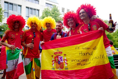Euro 2024 ngày cuối: Lễ bế mạc ngắn gọn, mở màn đại tiệc- Ảnh 20. Cổ động viên Tây Ban Nha thể hiện màu sắc riêng - Ảnh: GETTY