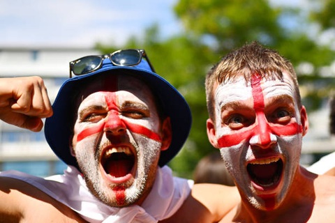 Euro 2024 ngày cuối: Lễ bế mạc ngắn gọn, mở màn đại tiệc- Ảnh 19. Cổ động viên Anh thể hiện sự cuồng nhiệt trước trận chung kết - Ảnh: GETTY