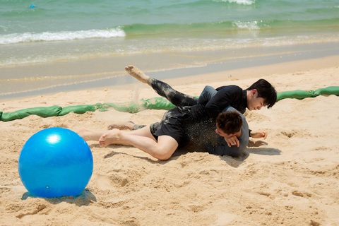 'Đảo thiên đường' tập 2: Màn lật kèo bất ngờ khiến thiên đường hóa 'địa ngục'- Ảnh 3. Minuk (trên) và Hà Anh Huy với trò giành banh. Các chàng trai khá quyết liệt với trò chơi đòi hỏi nhiều thể lực này. Tuy nhiên, Minuk lại rất thông minh khi không chỉ dùng lực mà còn dùng trí để trở thành người chiến thắng trong tập 2