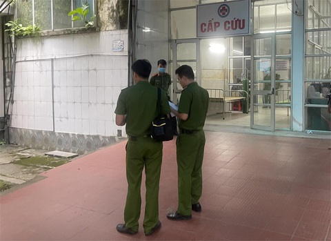 Mẹ con sản phụ tử vong tại bệnh viện, Sở Y tế và công an vào cuộc- Ảnh 2. Cơ quan công an đang vào cuộc điều tra, làm rõ vụ việc mẹ con sản phụ tử vong tại Bệnh viện Đa khoa huyện Vĩnh Lộc (Thanh Hóa) - Ảnh: Người dân cung cấp