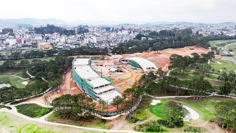 Thu hồi văn bản công nhận gần 30ha rừng phòng hộ: Tỉnh Lâm Đồng nói gì?- Ảnh 1. Hai khối công trình trái phép tòa nhà câu lạc bộ golf Đồi Cù Đà Lạt - Ảnh: M.V.