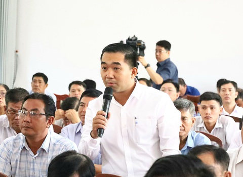 Thủ tướng Phạm Minh Chính: Thực hiện bằng được đề án 1 triệu héc ta lúa chất lượng cao- Ảnh 2. Cử tri quận Thốt Nốt phản ảnh và kiến nghị tại buổi tiếp xúc cử tri ngày 14-7 - Ảnh: TRUNG PHẠM