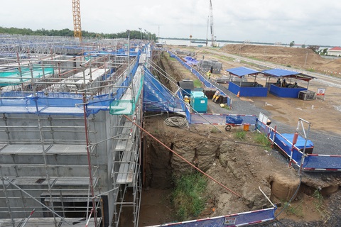 Nguyên nhân 5 dự án vay ODA ở TP.HCM có tỉ lệ giải ngân chưa cao- Ảnh 1. Liên danh nhà thầu xây dựng nhà máy xử lý nước thải thuộc dự án vệ sinh môi trường - giai đoạn 2 đang đẩy nhanh tiến độ để hoàn thành gói thầu vào ngày 30-6-2025 - Ảnh: ĐỨC PHÚ