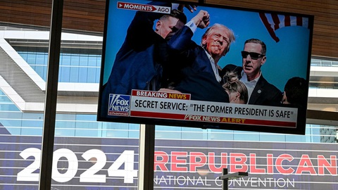 Thông tin ông Trump bị bắn hụt khi đang vận động tranh cử ở bang Pennsylvania vào ngày 13-7 (giờ Mỹ) là thông tin chiếm sóng trong ngày, kéo theo đó là vô vàn thông tin sai lệch và thuyết âm mưu - Ảnh: CNN/GETTY IMAGES Vụ ông Trump bị ám sát hụt khi đang vận động tranh cử ở bang Pennsylvania vào ngày 13-7 (giờ Mỹ) là thông tin chiếm sóng trong ngày, kéo theo đó vô vàn thông tin sai lệch và thuyết âm mưu - Ảnh: CNN/GETTY IMAGES