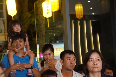 Em bé ngồi trên vai cha chăm chú nghe cô chú hát nhạc Trịnh - Ảnh: T.ĐIỂU Em bé ngồi trên vai cha chăm chú nghe cô chú hát nhạc Trịnh - Ảnh: T.ĐIỂU