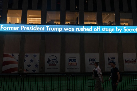 Những khoảnh khắc 'rất Trump' trong vụ ám sát bất thành- Ảnh 10. Ông Trump đã xuất viện sau khi điều trị tại bệnh viện địa phương cùng ngày 13-7. Tuy nhiên, thông tin về bệnh viện và các chi tiết khác hiện chưa được công bố. Trong ảnh: Đài Fox News đưa tin về vụ bắn ông Trump ngày 13-7 với dòng chữ
