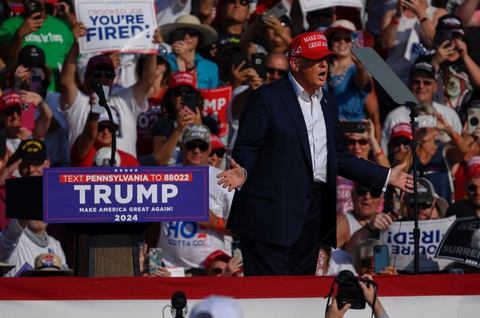 Những khoảnh khắc 'rất Trump' trong vụ ám sát bất thành- Ảnh 2. Ông Trump phát biểu trước những người ủng hộ tại buổi vận động tranh cử ở bang Pennsylvania ngày 13-7 giờ địa phương, khoảng hơn 5h sáng ngày 14-7 theo giờ Việt Nam - Ảnh: AFP