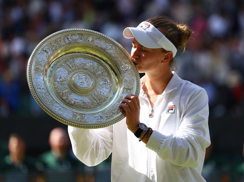Krejcikova lần đầu vô địch Wimbledon- Ảnh 1. Krejcikova với chức vô địch Wimbledon đầu tiên trong sự nghiệp - Ảnh: Reuters