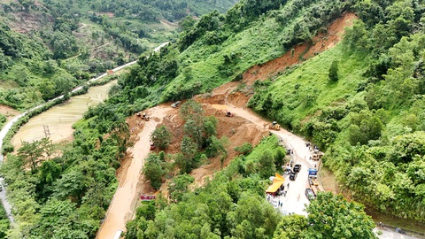 Chính thức thông tuyến điểm sạt lở vùi lấp xe khách, 11 người chết trên quốc lộ 34- Ảnh 1. Khu vực sạt lở đã được các lực lượng khắc phục và thông tuyến - Ảnh: KIM TIẾN