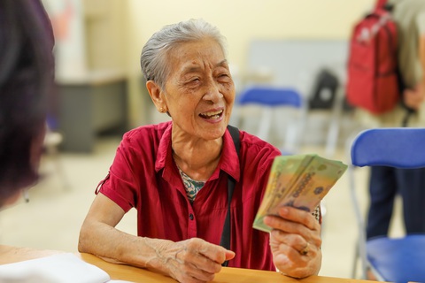 Người cao tuổi lãnh lương hưu tại một điểm chi trả tại Hà Nội - Ảnh: HOA NGUYỄN Người cao tuổi lãnh lương hưu tại một điểm chi trả ở Hà Nội - Ảnh: HOA NGUYỄN