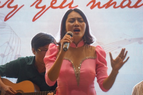 Minh Thu biểu diễn nhiều cảm xúc nhận được sự cổ vũ nhiệt tình của khán giả - Ảnh: T.ĐIỂU Minh Thu biểu diễn nhiều cảm xúc, nhận được sự cổ vũ nhiệt tình của khán giả - Ảnh: T.ĐIỂU