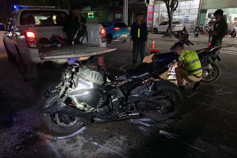 Mô tô phân khối lớn tông xe máy, hai mẹ con chết tại chỗ- Ảnh 1. Hiện trường vụ tai nạn giữa mô tô và xe máy khiến hai mẹ con tử vong tại chỗ - Ảnh: AN BÌNH