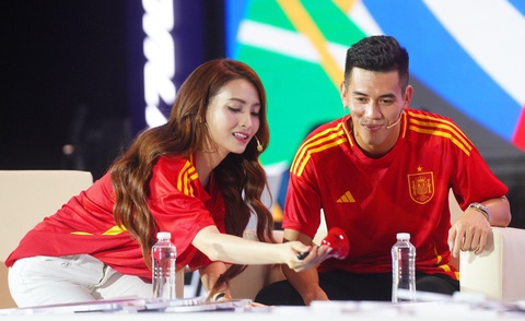 Euro 2024 ngày cuối: Lễ bế mạc ngắn gọn, mở màn đại tiệc- Ảnh 5. Tiến Linh dự đoán Tây Ban Nha vô địch khi tham dự Ngày hội bóng đá – Xem chung kết Euro 2024 tại Nhà văn hóa Thanh Niên - Ảnh: NGUYÊN KHÔI