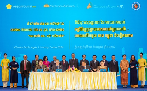 Saigontourist Group phối hợp Vietnam Airlines xúc tiến du lịch Việt Nam - Campuchia- Ảnh 1. Lễ ký kết giữa Saigontourist Group, Vietnam Airlines, Hiệp hội Du lịch Campuchia và Cambodia Angkor Air với sự chứng kiến của Chủ tịch nước Tô Lâm cùng lãnh đạo hai nước. Ông Trương Đức Hùng, Tổng Giám đốc Saigontourist Group (bìa trái) đại diện ký