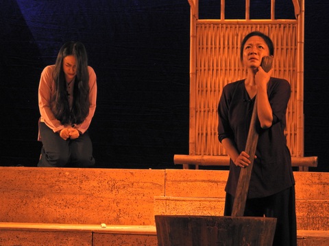 Phương Nga (phải) vào vai bà Muộn trong vở Điều còn lại - Ảnh: T.ĐIỂU Phương Nga (phải) vào vai bà Muộn trong vở Điều còn lại - Ảnh: T.ĐIỂU