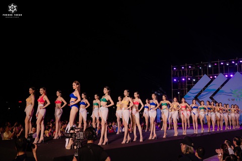 Thí sinh Hoa hậu Du lịch Việt Nam 2024 khoe dáng nóng bỏng khi trình diễn bikini- Ảnh 1. Trong đêm thi Người đẹp thời trang, các thí sinh Hoa hậu Du lịch Việt Nam 2024 có màn khoe dáng nóng bỏng khi trình diễn bikini.