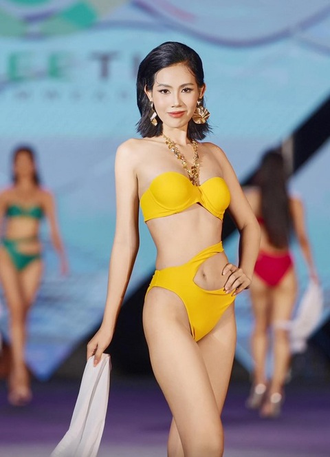 Thí sinh Hoa hậu Du lịch Việt Nam 2024 khoe dáng nóng bỏng khi trình diễn bikini- Ảnh 3. Phạm Phi Phụng sinh năm 2002, sở hữu chiều cao 1,73m, nặng 52kg; khoe vóc dáng nóng bỏng khi trình diễn áo tắm.
