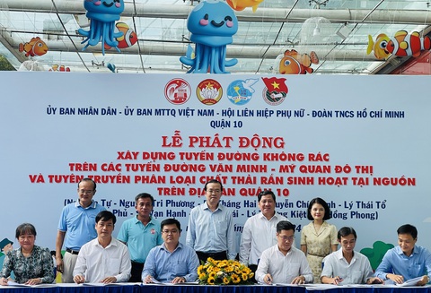Quận 10 có thêm 8 đường không rác, phạt nặng tay người xả bậy- Ảnh 3. Đại diện các phường, đơn vị ký cam kết thực hiện xây dựng